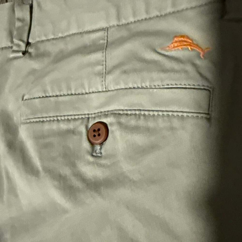 Tommy Bahama Men's khaki Chino Shorts Size 36 Marlin Logo with cargo pockets